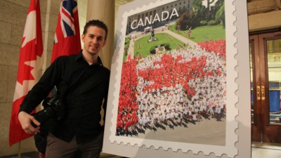 위니펙사람들이 만든 '가장 큰 살아있는 캐나다 국기' 기념 우표 발행