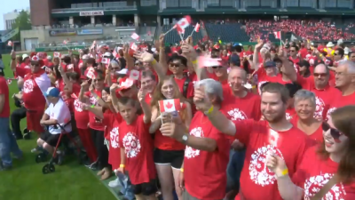 수천명이 살아있는 캐나다 국기를 만들기 위해 야구장에 모여