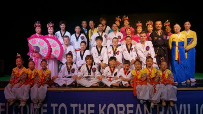 포크로라마 축제 한국관에서 공연에 참여한 분들의 단체 사진입니다.