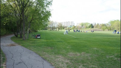 스터젼 크릭 공원(Sturgeon Creek Park)과 탐 체스터 공원(Tom Chester Park)에서 자전거 타기