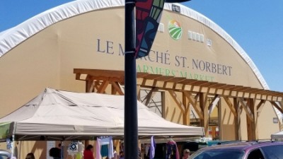 세인트 노버트 농산물 직매장(St. Norbert Farmers' Market)의 2018년 개장 첫날 풍경