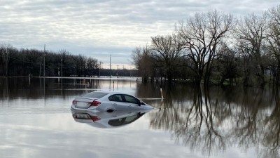 홍수 차단대(flood barricade)를 무시하고 운전하다 물에 빠진 위니펙 남자에게 $237 벌금이 부과돼