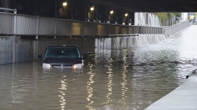 폭우가 매니토바주를 강타할 때 위니펙 시는 침수된 도로들과 지하실들 때문에 수백 통의 전화를 받아