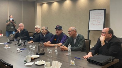 원주민 지도자들은 캐나다에서 교황의 사과를 논의하기 위해 위니펙에서 가톨릭 주교들과 만나