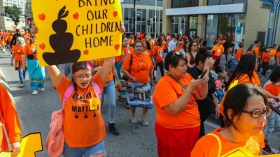 금요일에 위니펙 시내에는 파우와우(powwow)와 도보행진을 위해 주황색 셔츠를 입은 수천 명의 사람들이 많이 모여