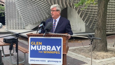 여론 조사(Poll)에 따르면 글렌 머레이(Glen Murray)는 시장 선거(mayoral race)에서 여전히 앞서고 있어