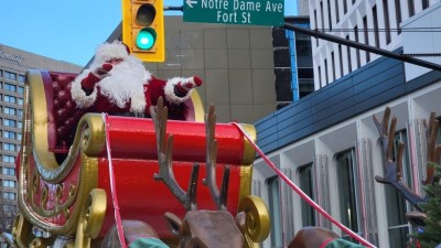 위니펙의 산타클로스 퍼레이드(Santa Claus Parade)가 수레(floats)와 인파와 함께 돌아와