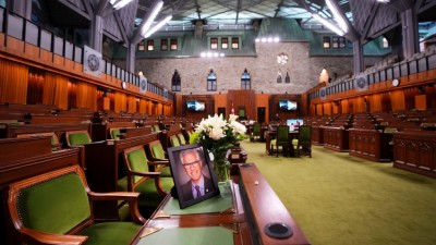 애도자들은 추모식에서 진정으로 위대한 캐나다인 위니펙 하원의원(MP) 짐 카(Jim Carr)를 기려