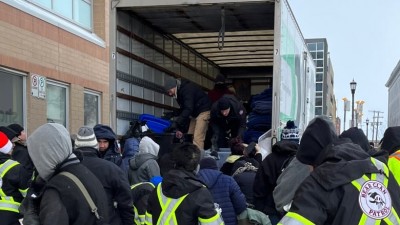 베어 클랜 순찰대 자원봉사자들이 도움이 필요한 사람들에게 5톤 트럭의 따뜻한 옷을 나눠줘