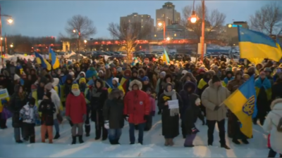 우크라이나를 지지하려고 침공 기념일에 수백 명이 위니펙에 모여