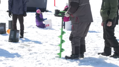 지난 토요일에 많은 가족들은 포트 와이트 얼라이브(Fort Whyte Alive)에서 얼음 낚시를 시도해 봐