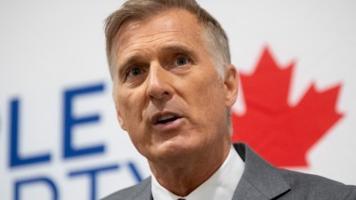 캐나다 국민당 대표 맥심 버니에(Maxime Bernier)는 매니토바주 COVID-19 공중보건명령(public health orders)을 위반한 혐의로 2000불 벌금형을 선고받아
