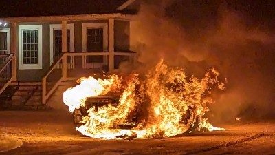 매니토바 RCMP는 가족들이 자는 동안 밖에 세워둔 차에 불이 났다고 말해