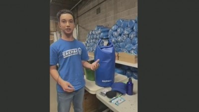 한 캐나다 청소년이 도시의 노숙자들에게 필수적인 물품들을 제공하는 것을 목표로 고향인 위니펙으로 돌아와