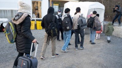 캐나다는 망명 신청자들에게 국경을 폐쇄했지만 더 많은 난민들이 와