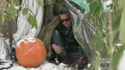 3개월째 텐트 생활 중인 한 남자는 쉼터(shelter)에서 공간을 찾기 위해 고군분투 중