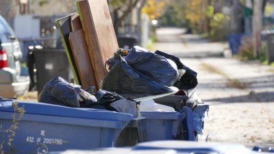 위니펙 시의원들은 쓰레기 처리, 재활용 수거 등을 시에서 직접 처리할 것을 고려해