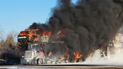 카베리 근처에서 세미 트럭에 화재 발생: 탑승자 3명은 무사히 탈출