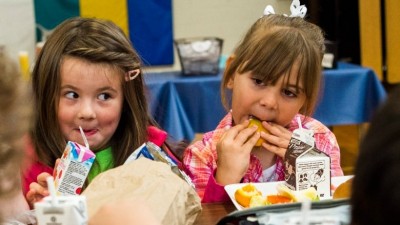 매니토바 주정부는 약속된 보편적인 학교 급식 프로그램을 향해 나아가