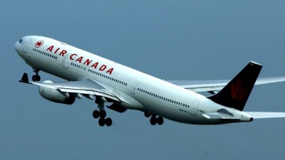 에어 캐나다는 웨스트젯(WestJet)과 함께 여행용 위탁 수하물(checked-bag)에 비용을 부과해