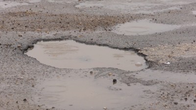 위니펙 시는 수리의 필요성이 줄어 들기 바라며 도로 웅덩이들(potholes)을 메우는 새로운 방법을 연구하고 있어