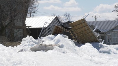 매니토바 지역사회의 주택들이 호수에서 밀려오는 얼음 벽(an ice wall)에 의해 손상돼