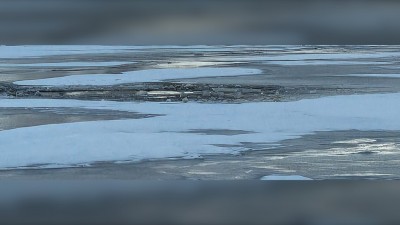 왕립 캐나다 기마경찰(RCMP)은 SUV가 얼음을 뚫고 빠진 후, 위니펙 호수에 고립된 사람들을 구조해