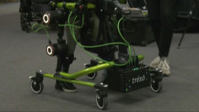 장애 아동이 걸을 수 있도록 돕는 로봇 회사가 있어