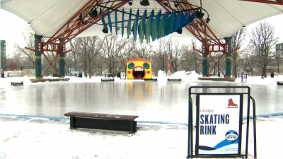 겨울의 귀환과 함께 위니펙의 더 폭스(the Forks)에 스케이트 링크(Skating rink)가 다시 개설돼