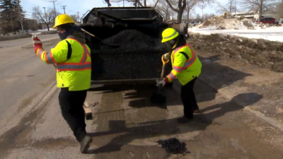 위니펙 시 공무원들은 이른 계절 도로웅덩이들(early-season potholes)을 수리하고 있어