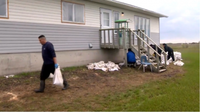 페귀스 캐나다 원주민 피난민들(the Peguis First Nation evacuees)은 수해 피해를 집계하고 있어 - 우리는 집에 들어갈 수 없어