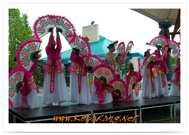 마니토바 한인회 무용단의 부채춤 공연