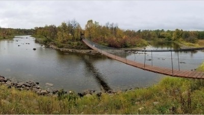 단풍이 물든 작은 강에 있는 로조 강 흔들 다리(Roseau River Swinging Bridge) 산책