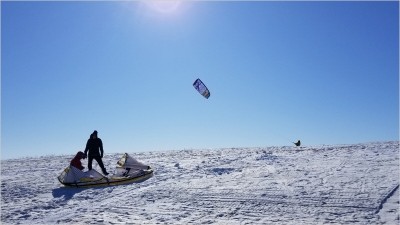 스노우 카이트 보드/스키(Snow Kite Board/Ski)를 타는 사람들: 패러포일 카이트(Parafoil Kite)