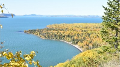 온타리오주 슈피리어 호(Lake Superior)를 따라 가을 단풍 드라이브