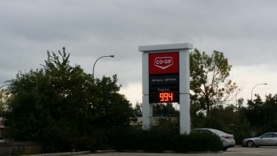금요일 위니펙 가솔린 가격이 1불 이하로 떨어졌습니다.