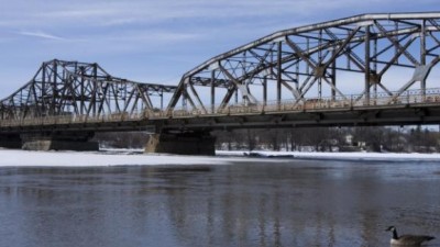 레드리버(Red River)의 루이스 다리(Louise Bridge)가 도로 보수공사로 일주일간 차량통행 제한