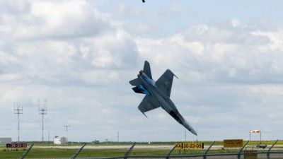 알버타주 국제항공쇼 연습비행중 CF-18 전투기 추락