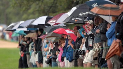 비가 오는 중에도 골프대회는 관객으로 만원