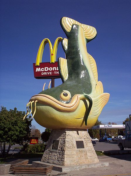 843616978_ea57b880_447px-Chuck_The_Channel_Cat_-_Catfish_Statue_-_Selkirk_Manitoba.jpg