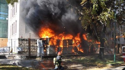 학교 건물밖에서 화재 - 학생들 대피