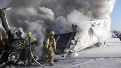 캐나다 횡단도로에서 세미트럭 화재 전소