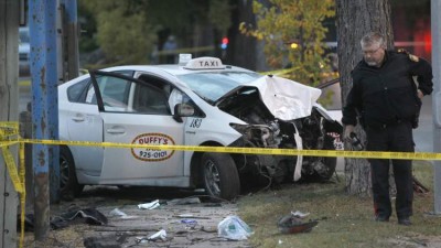 택시 나무에 충돌, 승객 사망, 운전기사 부상