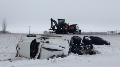 포티지 라 프레어리(Portage la Prairie) 인근 1번 고속도로에서 세미트럭 전복 사고 발생